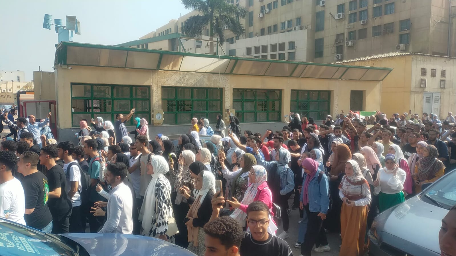 مسيرة للآلاف من طلاب جامعة عين شمس للتنديد بالعدوان الإسرائيلى (4)