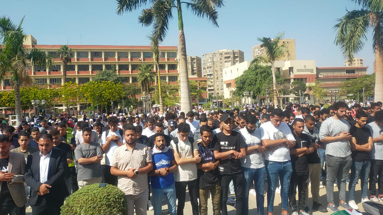  طلاب جامعة عين شمس يؤدون صلاة الغائب على أرواح شهداء غزة  (3)