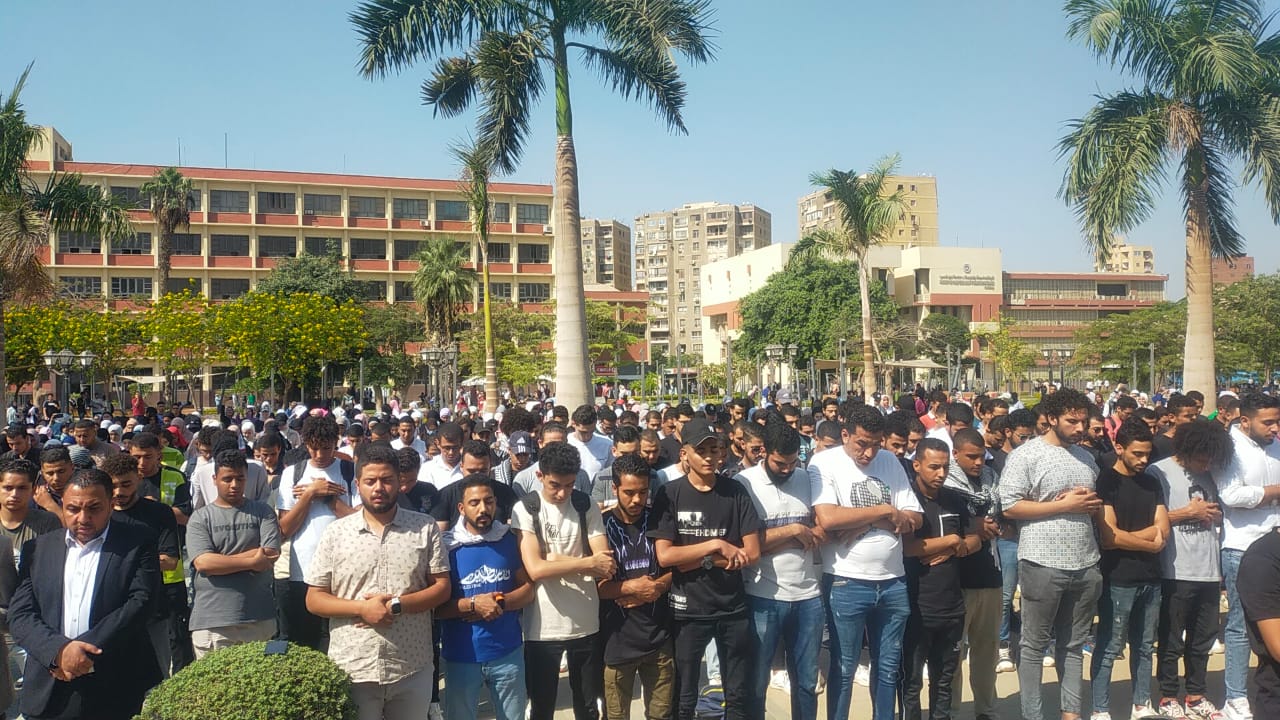  طلاب جامعة عين شمس يؤدون صلاة الغائب على أرواح شهداء غزة  (4)