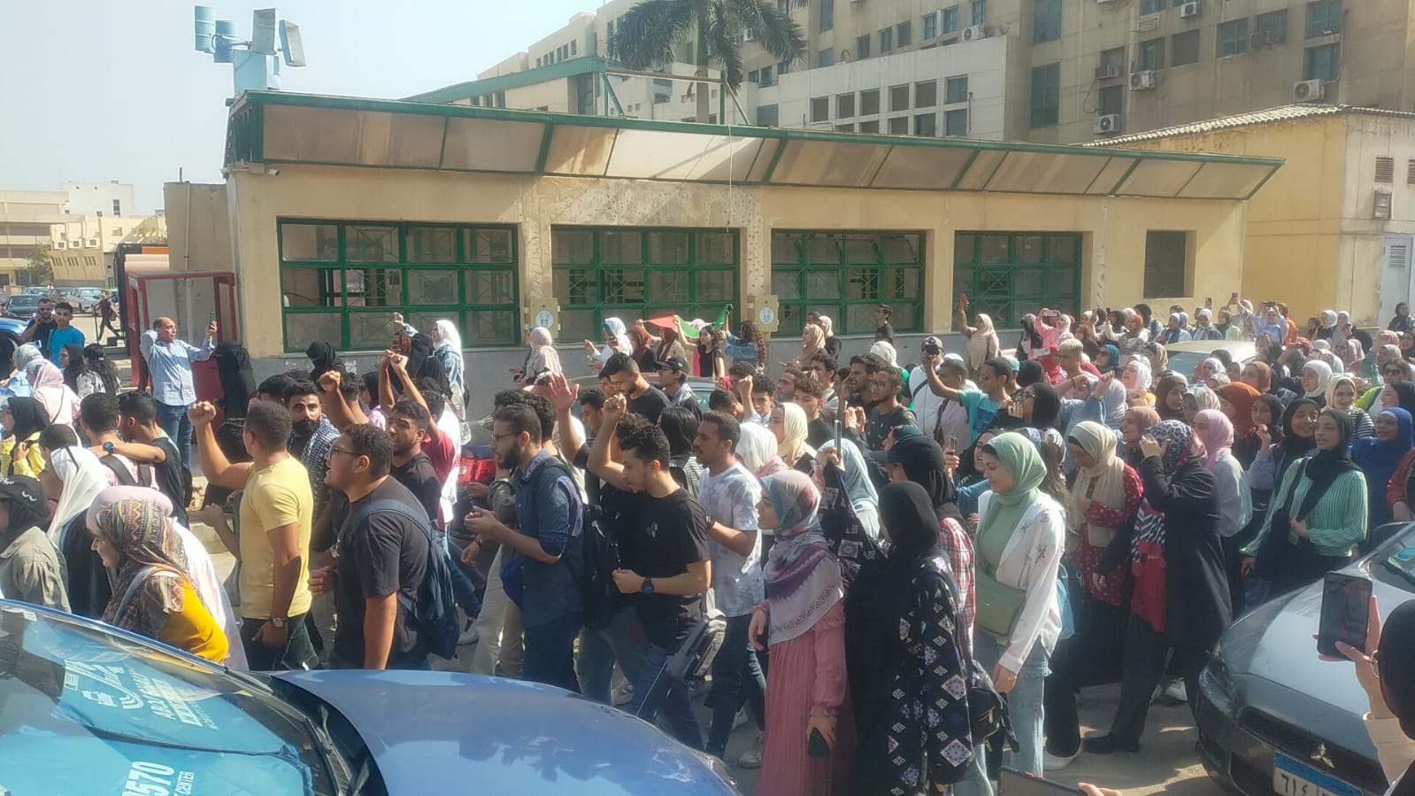 مسيرة للآلاف من طلاب جامعة عين شمس للتنديد بالعدوان الإسرائيلى (3)