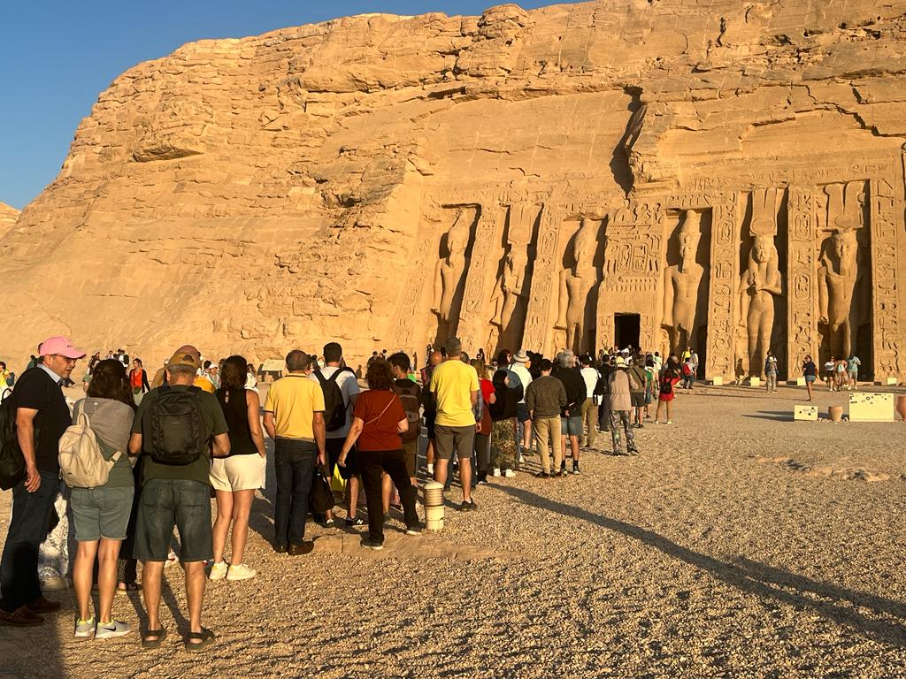 توافد السياح الأجانب على معبد أبوسمبل (12)