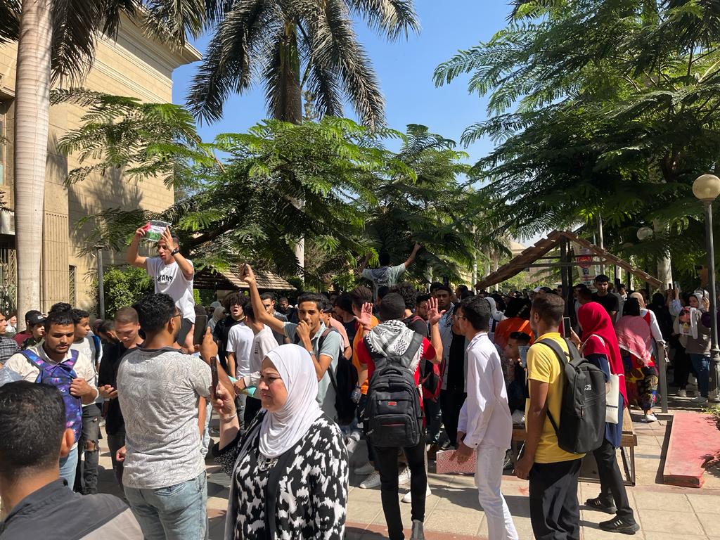 مسيرة طلابية تجوب الحرم الجامعى (5)