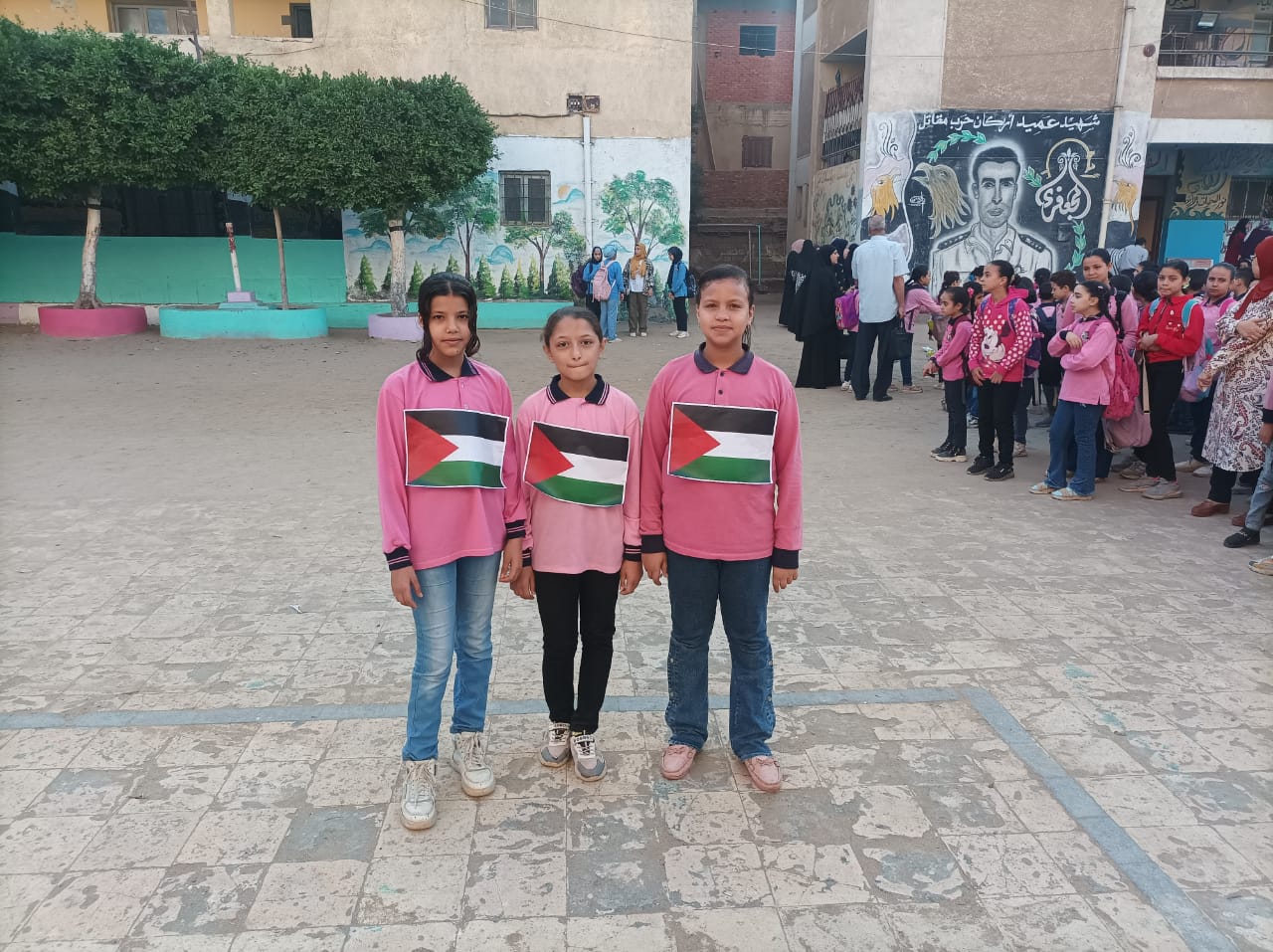 علم فلسطين يزين طابور الصباح بالمدارس (1)