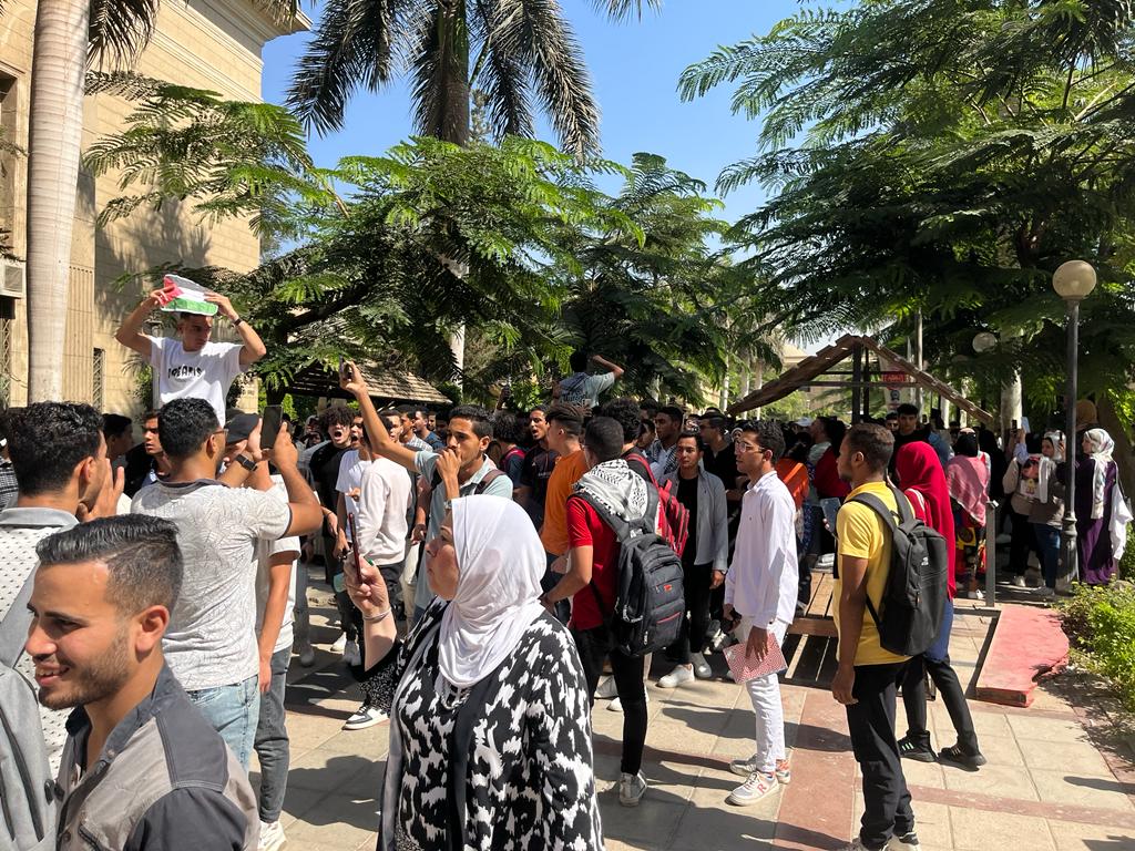 مسيرة طلابية تجوب الحرم الجامعى (3)
