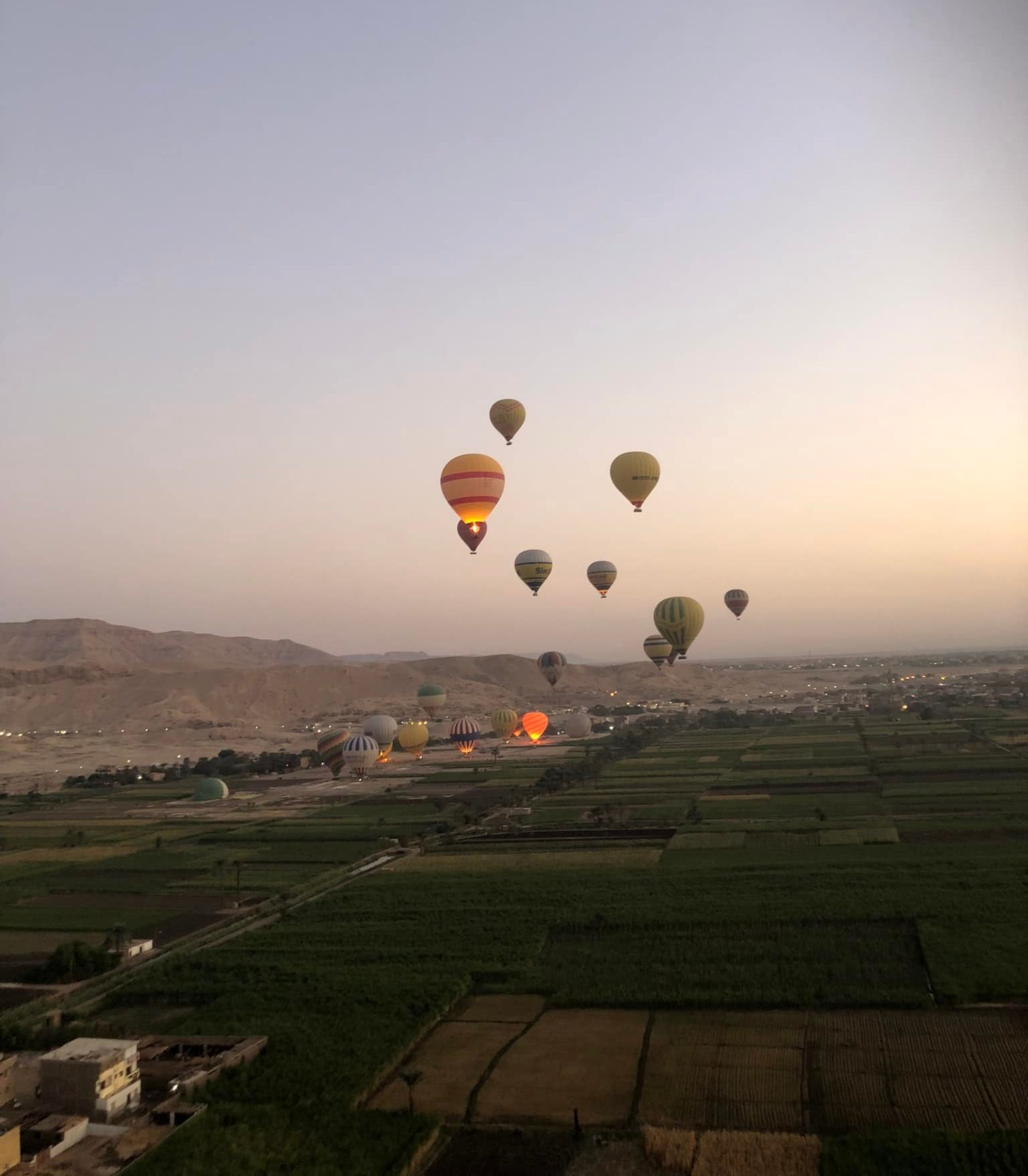 جانب من خروج الرحلات يوميا بسماء الأقصر