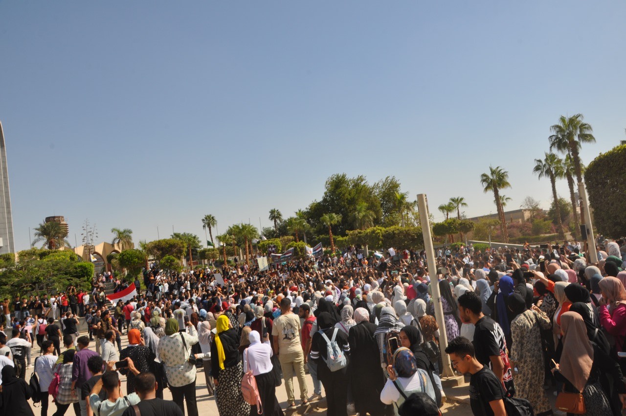 وقفة تضامنية لطلاب جامعة حلوان احتجاجا على الهجوم والعدوان على عزة 3