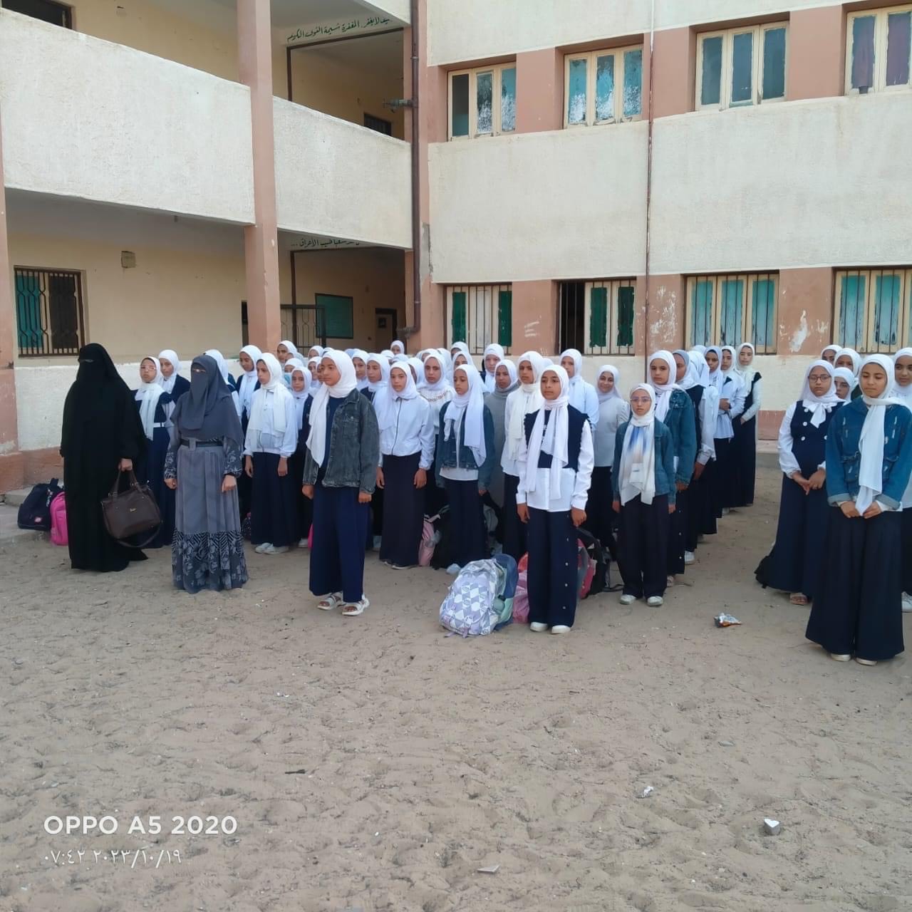 طلاب مدارس شمال سيناء يقفون دقيقة حداد على شهداء غزة (5)