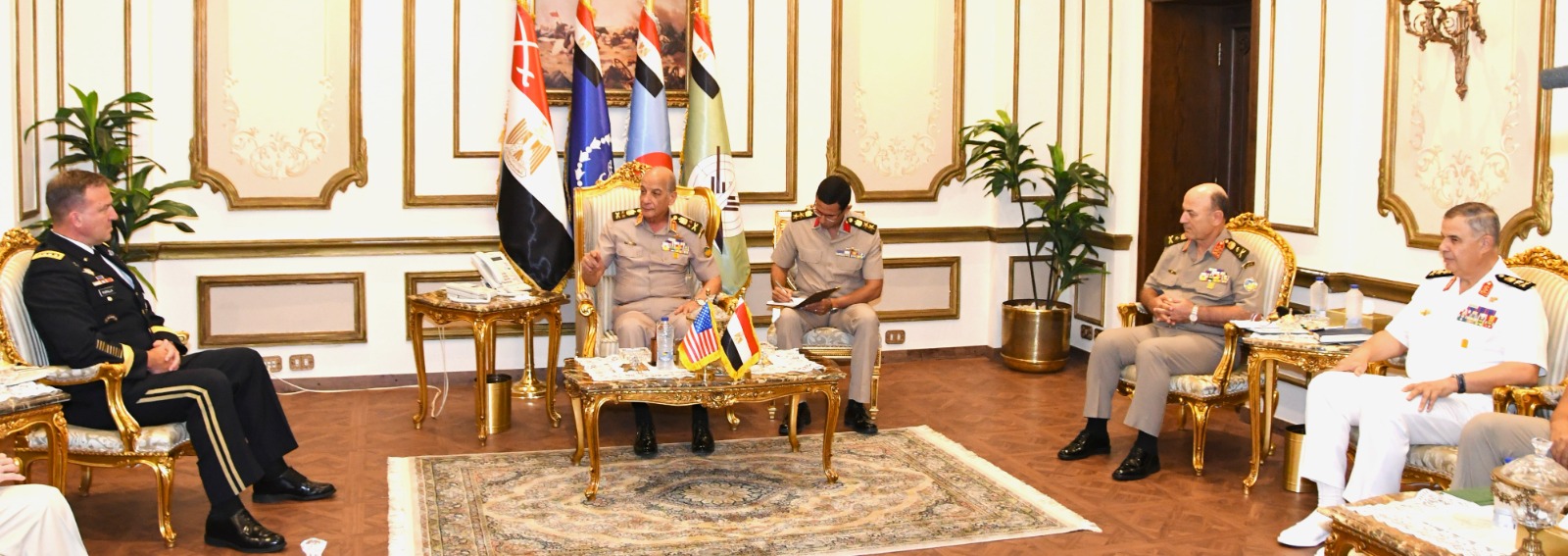 الفريق أول محمد زكى يلتقى قائد القيادة المركزية الأمريكية الفريق أول محمد زكى يلتقى قائد القيادة المركزية الأمريكية