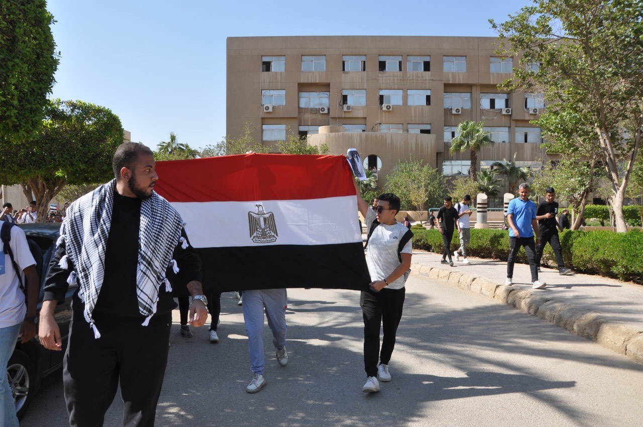 وقفة تضامنية لطلاب جامعة حلوان احتجاجا على الهجوم والعدوان على عزة