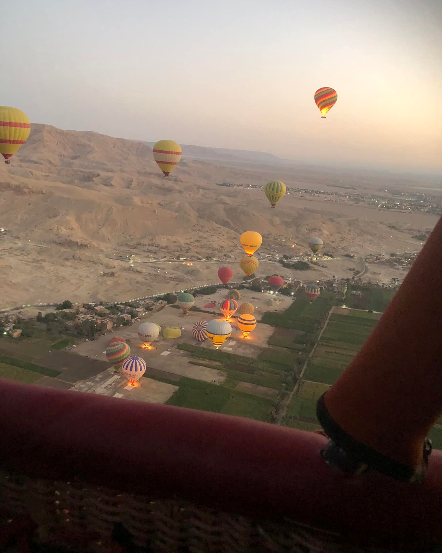 مشهد تحليق الرحلات من إحدي البالونات بالسماء