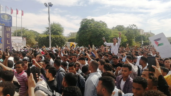 وقفة-للآلاف-من-طلاب-جامعة-أسيوط-تضامنا-مع-فلسطين-ومساندة-الدولة-(2)