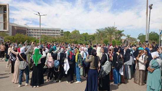 وقفة-للآلاف-من-طلاب-جامعة-أسيوط-تضامنا-مع-فلسطين-ومساندة-الدولة-(12)