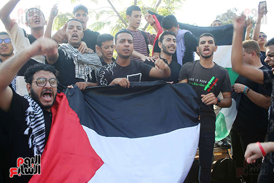 طلاب جامعة عين شمس يهتفون ضد العدوان الإسرائيلى (18)