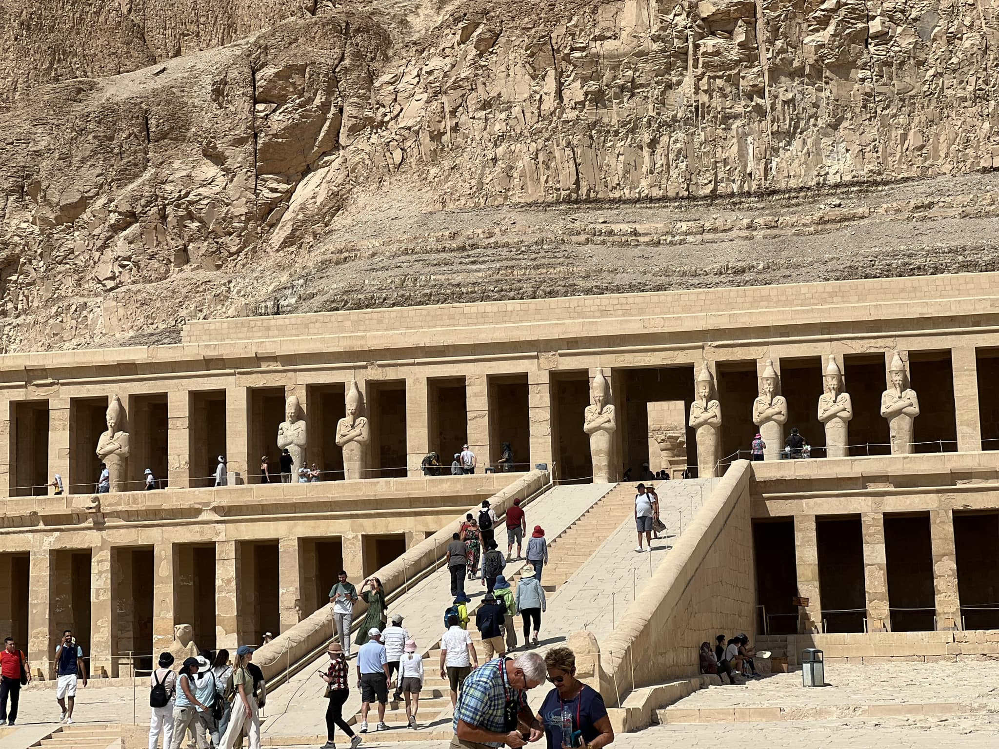 الإقبال السياحى الكبير على معبد الملكة حتشبسوت