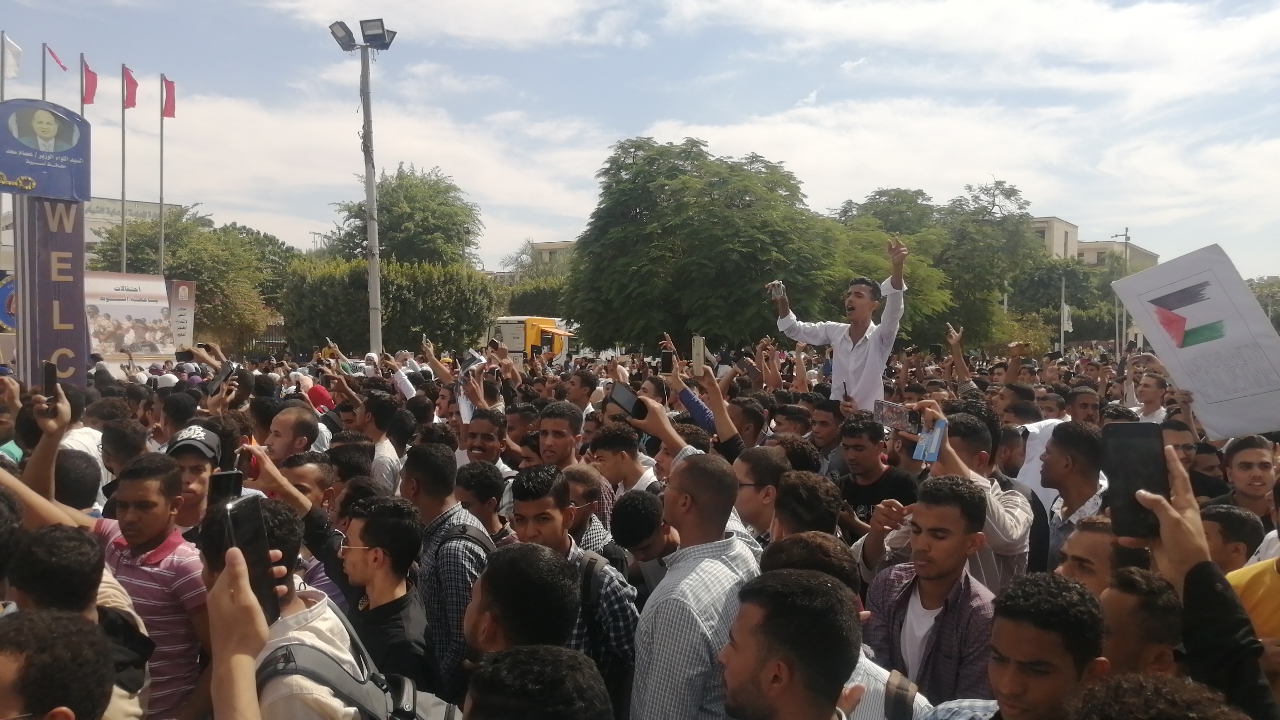 وقفة للآلاف من طلاب جامعة أسيوط تضامنا مع فلسطين ومساندة الدولة (2)