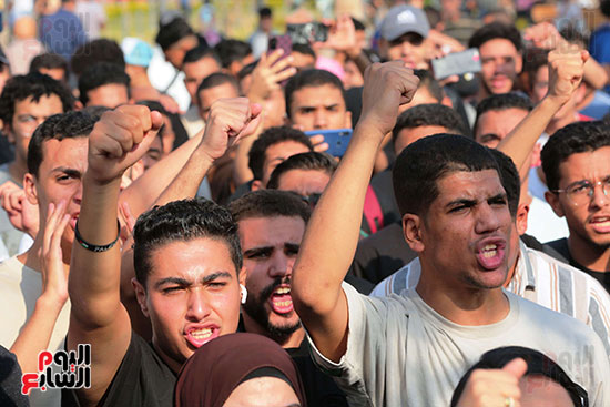 طلاب جامعة عين شمس يهتفون ضد العدوان الإسرائيلى (23)