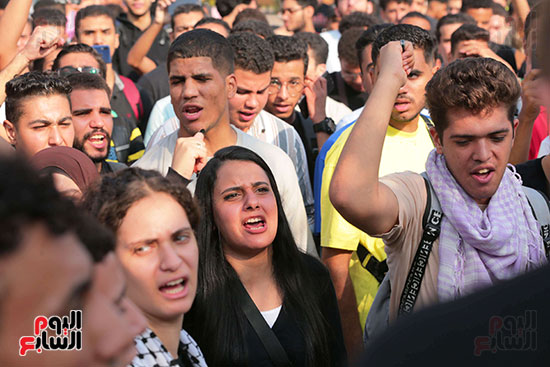 طلاب جامعة عين شمس يهتفون ضد العدوان الإسرائيلى (10)
