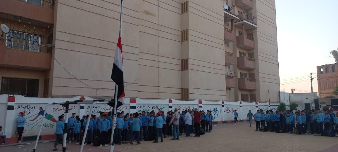 تنكيس العلم المصري والوقوف دقيقة حداد على ارواح شهداء فلسطين داخل مدارس الغربية (3)