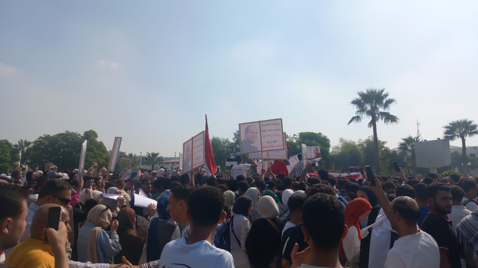 طلاب وقيادات جامعة قناة السويس ينظمون وقفة تضامنية مع أهالى غزة (7)