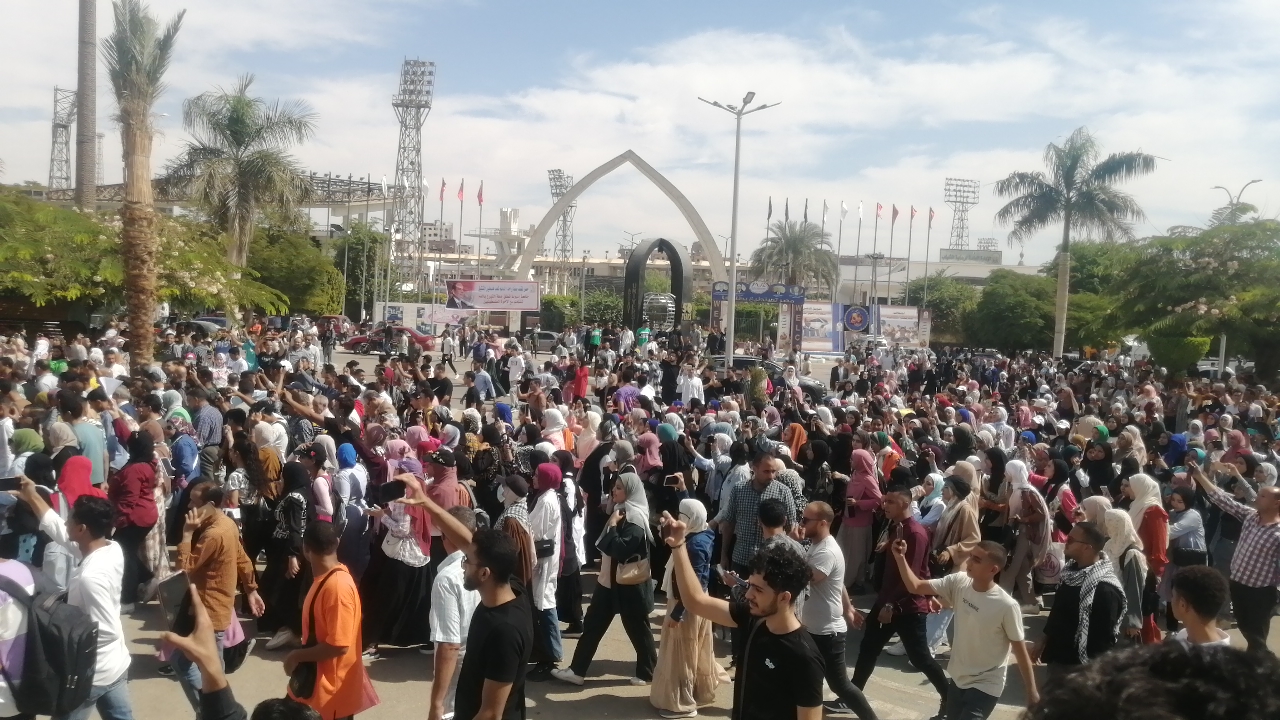 وقفة للآلاف من طلاب جامعة أسيوط تضامنا مع فلسطين ومساندة الدولة (6)