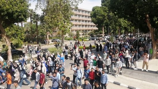 وقفة-للآلاف-من-طلاب-جامعة-أسيوط-تضامنا-مع-فلسطين-ومساندة-الدولة-(3)