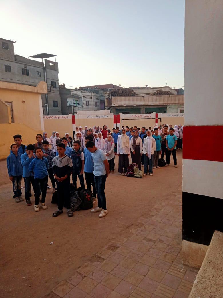 تنكيس العلم المصري والوقوف دقيقة حداد على ارواح شهداء فلسطين داخل مدارس الغربية (1)