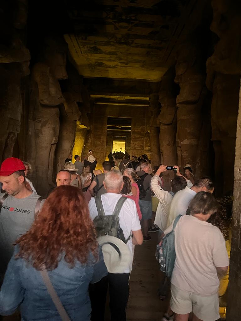توافد السياح الأجانب على معبد أبوسمبل (6)