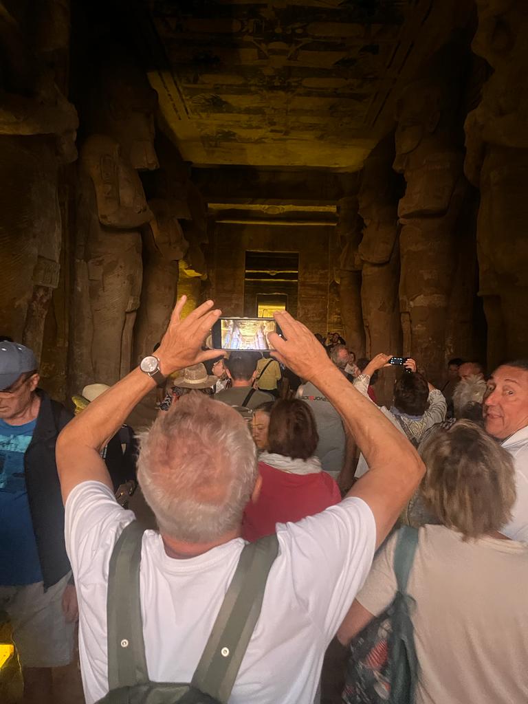 توافد السياح الأجانب على معبد أبوسمبل (5)