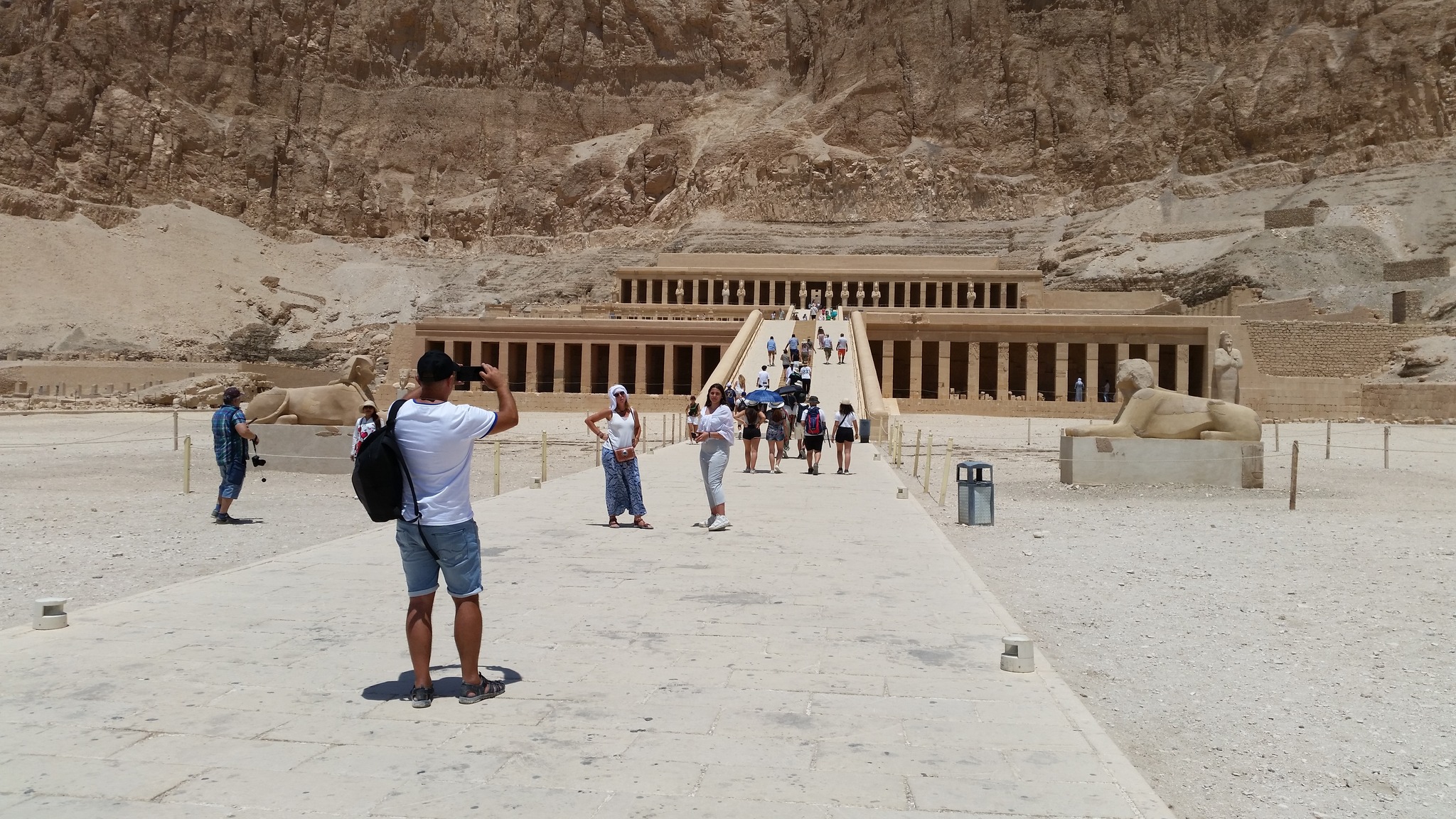استمتاع السياح فى زيارتهم لمعبد الملكة حتشبسوت