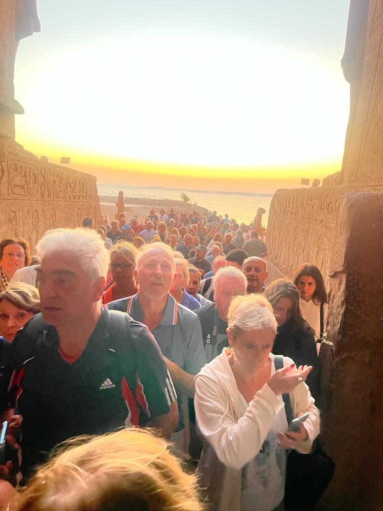 توافد السياح الأجانب على معبد أبوسمبل (8)
