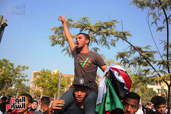 طلاب جامعة عين شمس يهتفون ضد العدوان الإسرائيلى (11)