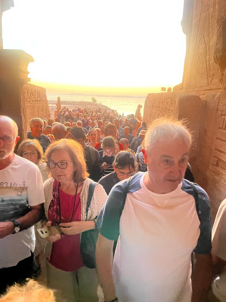 توافد السياح الأجانب على معبد أبوسمبل (1)