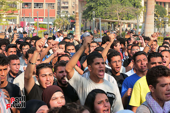 طلاب جامعة عين شمس يهتفون ضد العدوان الإسرائيلى (12)