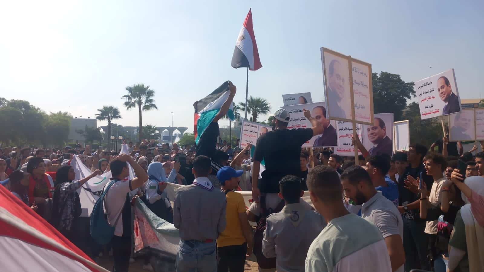 طلاب وقيادات جامعة قناة السويس ينظمون وقفة تضامنية مع أهالى غزة (3)