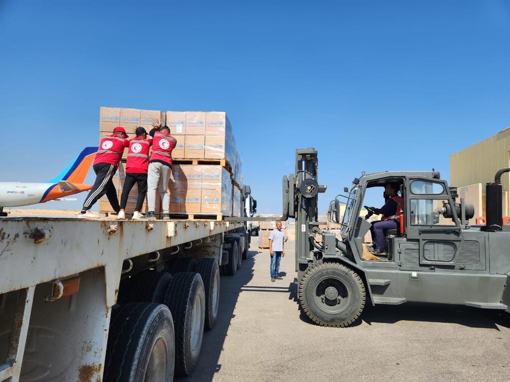 نقل المساعدات تمهيدا لتوصيلها لغزة