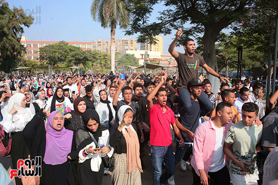 طلاب جامعة عين شمس يهتفون ضد العدوان الإسرائيلى (8)