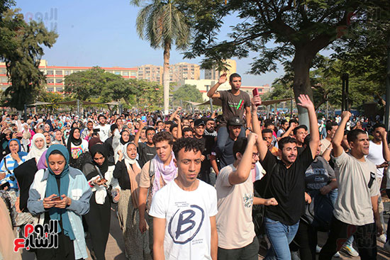 طلاب جامعة عين شمس يهتفون ضد العدوان الإسرائيلى (22)