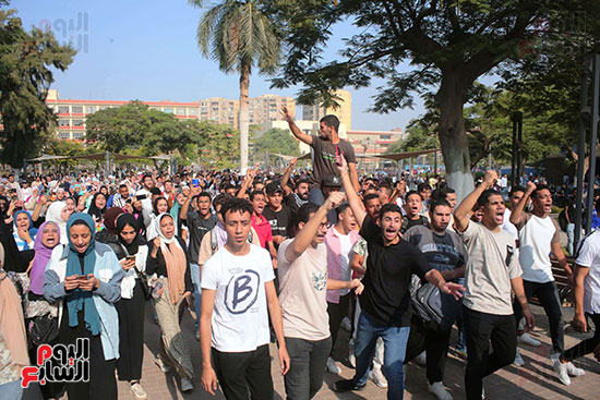طلاب جامعة عين شمس يهتفون ضد العدوان الإسرائيلى (1)