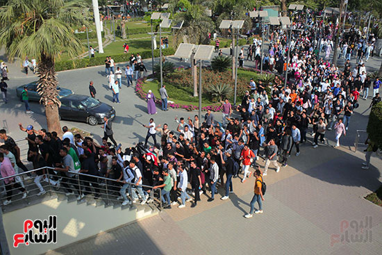 طلاب جامعة عين شمس يهتفون ضد العدوان الإسرائيلى (13)
