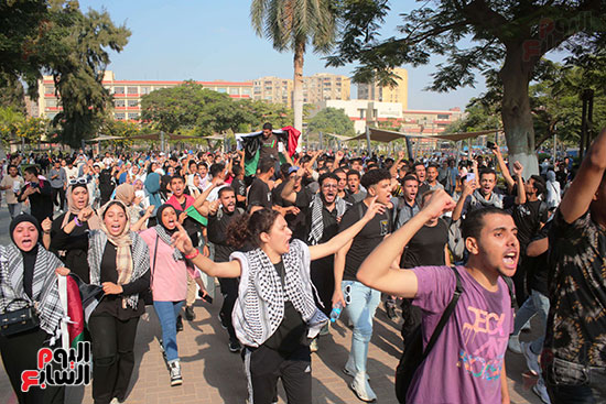 طلاب جامعة عين شمس يهتفون ضد العدوان الإسرائيلى (6)