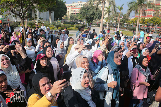 طلاب جامعة عين شمس يهتفون ضد العدوان الإسرائيلى (15)