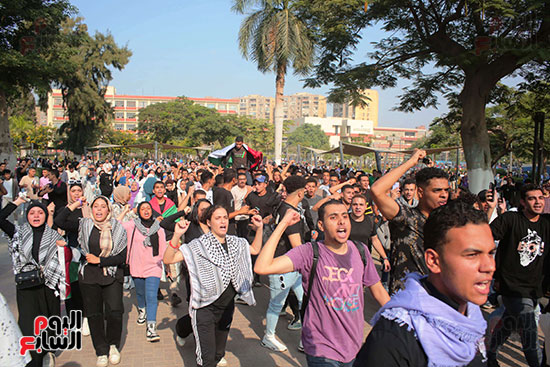 طلاب جامعة عين شمس يهتفون ضد العدوان الإسرائيلى (2)
