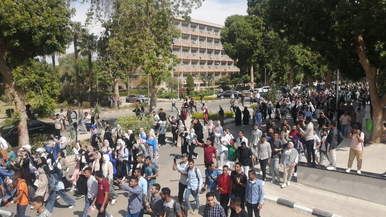 وقفة للآلاف من طلاب جامعة أسيوط تضامنا مع فلسطين ومساندة الدولة (3)