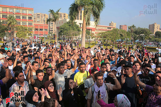 طلاب جامعة عين شمس يهتفون ضد العدوان الإسرائيلى (3)