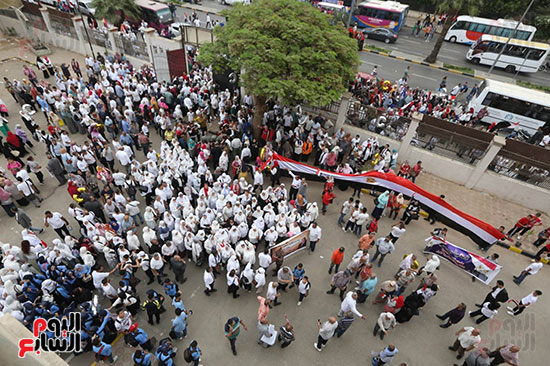 مسيرة لآلاف الأكاديميين بجامعة القاهرة احتفالا بأكتوبر  (7)