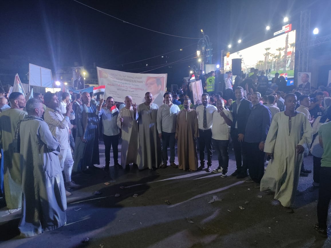 زغاريد وشماريخ أثناء إعلان الرئيس السيسى ترشحه (3)