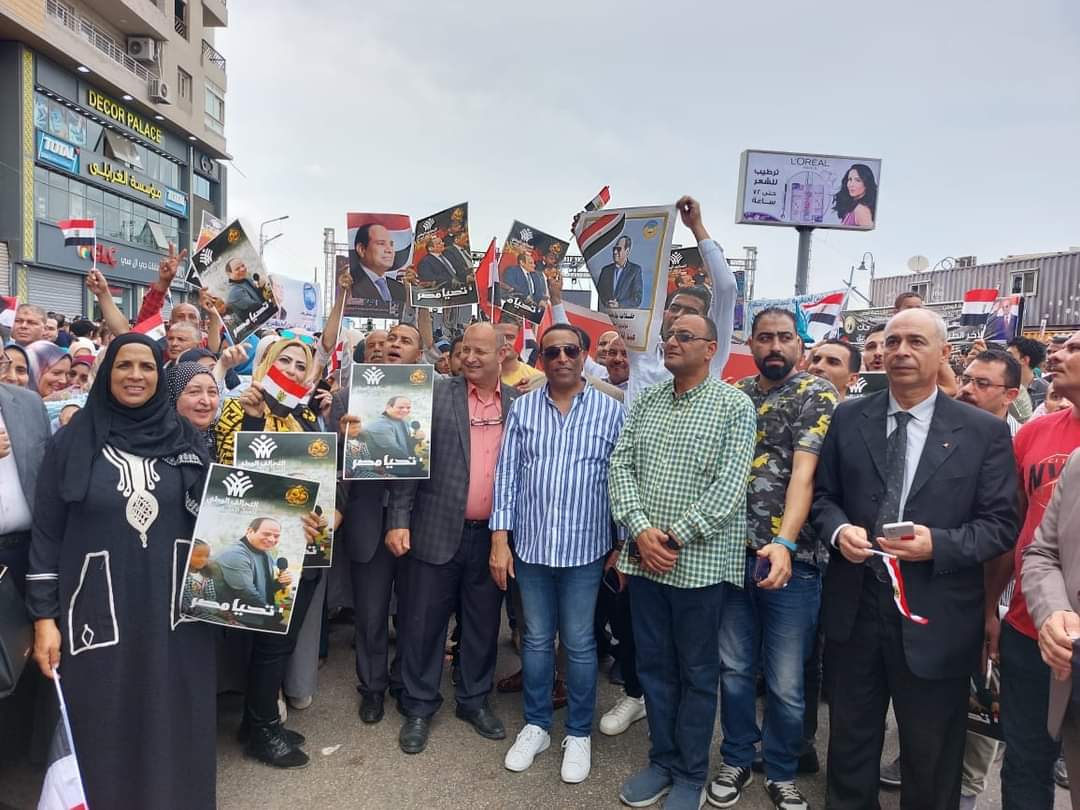 عميد آداب طنطا يقود مسيرة لدعم وتأييد الرئيس السيسي  (2)