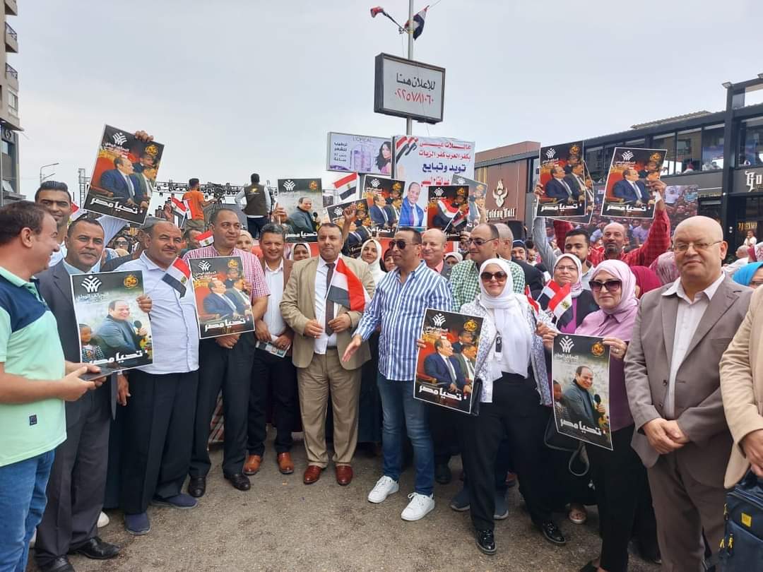 عميد آداب طنطا يقود مسيرة لدعم وتأييد الرئيس السيسي  (7)