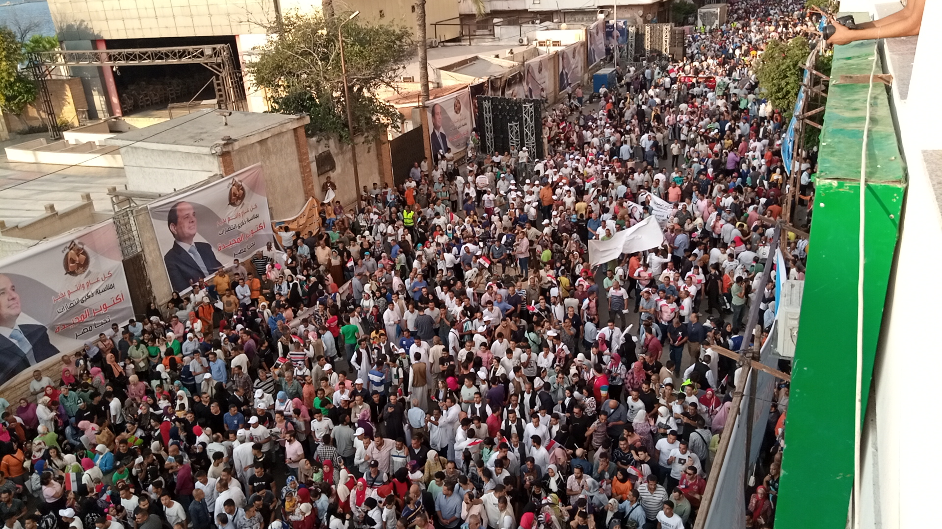 الآلاف يحتشدون في ميدان القائد إبراهيم بالإسكندرية