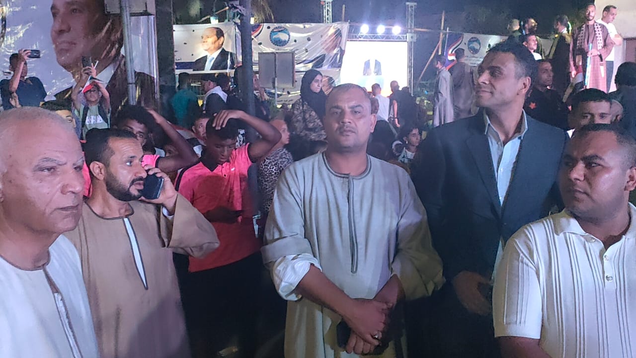 زغاريد وشماريخ أثناء إعلان الرئيس السيسى ترشحه (2)